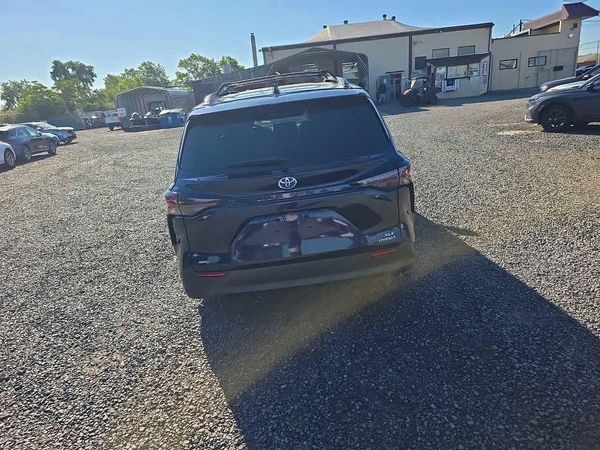 2023 TOYOTA SIENNA XLE
