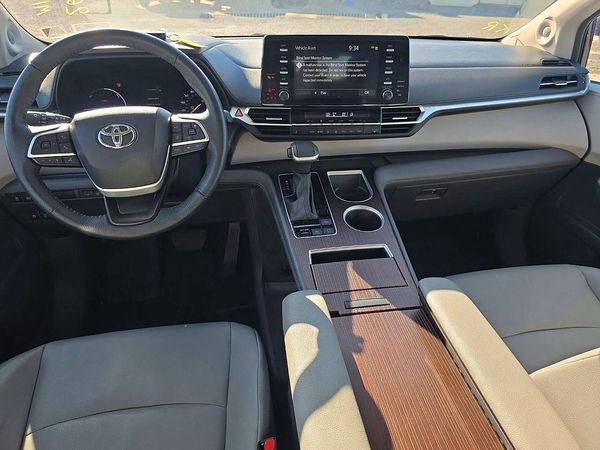 2023 TOYOTA SIENNA XLE