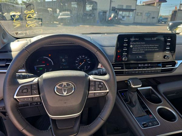 2023 TOYOTA SIENNA XLE