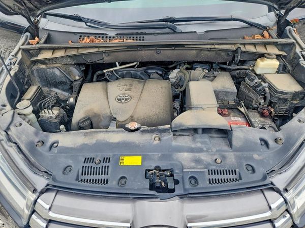 2017 TOYOTA HIGHLANDER Ltd/Ltd Platinum — Engine bay