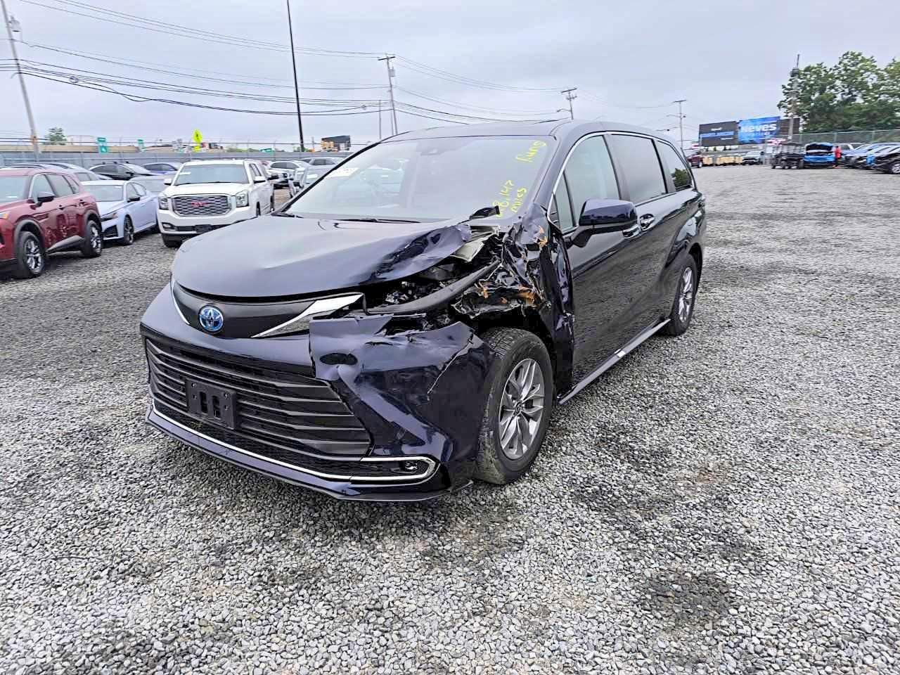 2024 TOYOTA SIENNA XLE