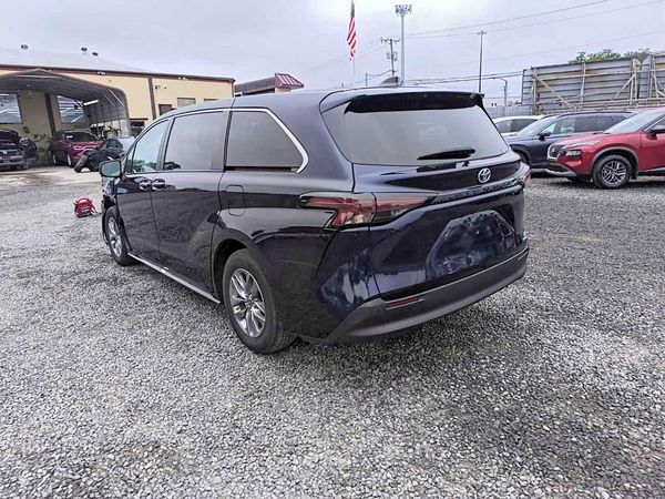 2024 TOYOTA SIENNA XLE