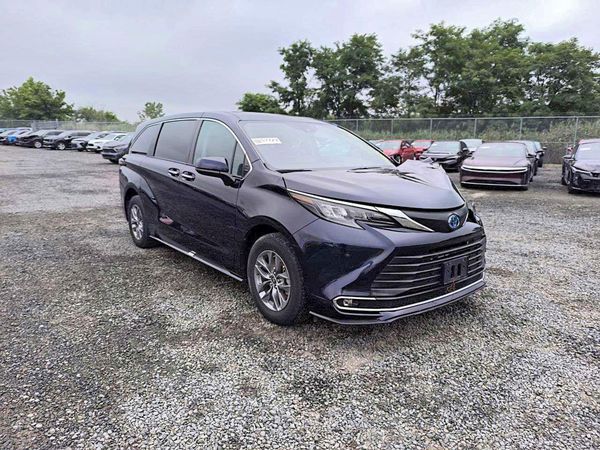 2024 TOYOTA SIENNA XLE