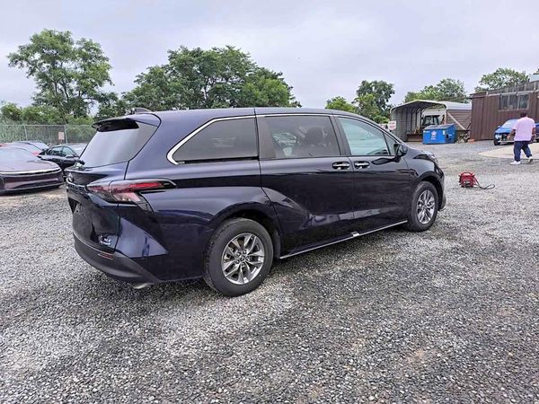 2024 TOYOTA SIENNA XLE