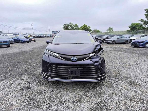 2024 TOYOTA SIENNA XLE
