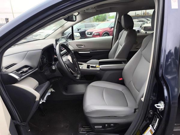 2024 TOYOTA SIENNA XLE