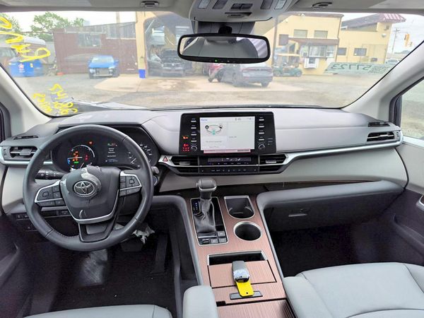 2024 TOYOTA SIENNA XLE