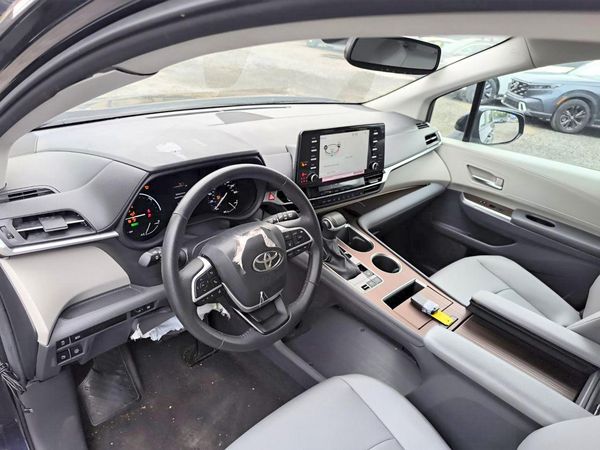 2024 TOYOTA SIENNA XLE