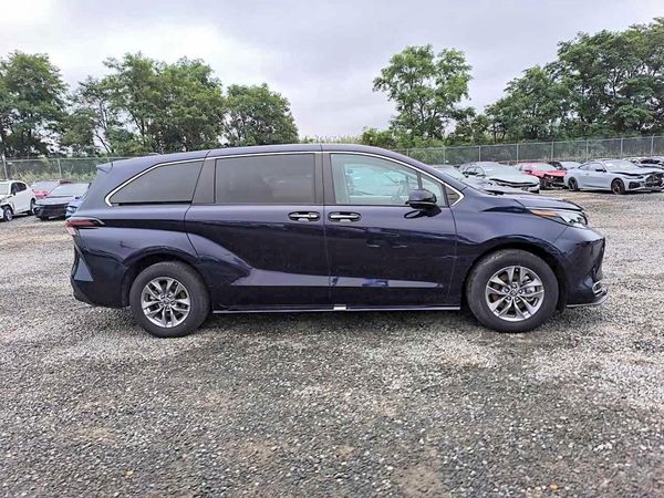 2024 TOYOTA SIENNA XLE