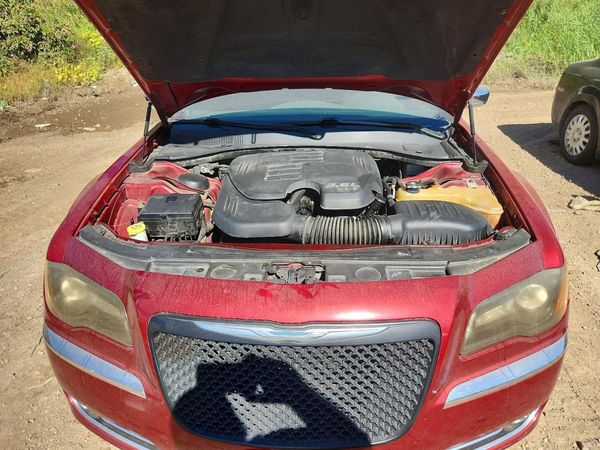 2012 CHRYSLER 300 300C/Limited — Engine bay