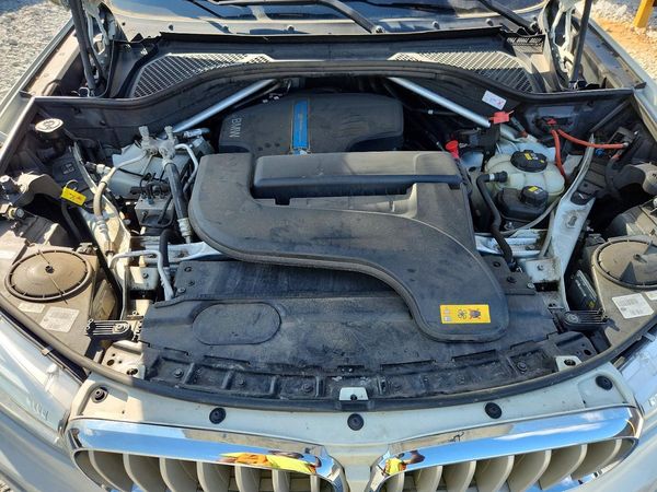 2018 BMW X5 xDrive40e — Engine bay