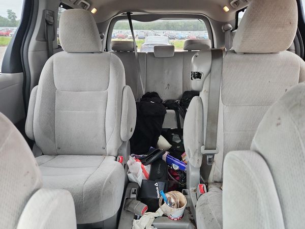 2015 TOYOTA SIENNA — SUVN