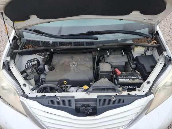 2015 TOYOTA SIENNA — Engine bay