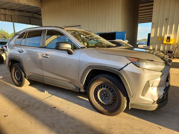 2021 TOYOTA RAV4 LE — Passenger 3/4