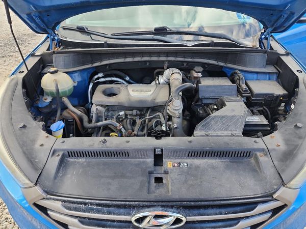 2016 HYUNDAI TUCSON — Engine bay