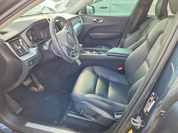 2019 VOLVO XC60 Momentum — DENT
