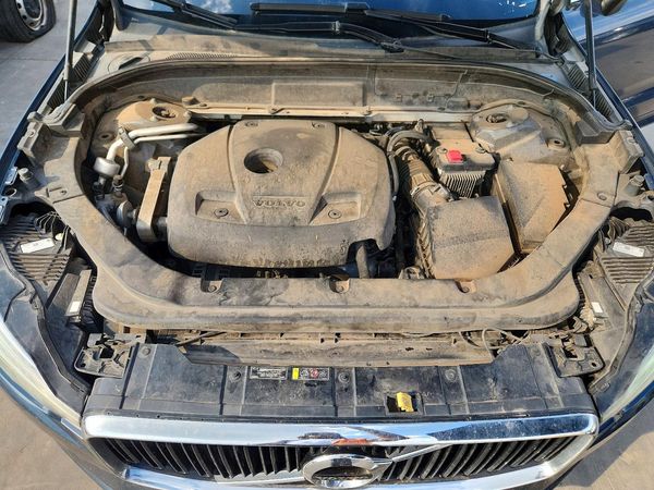 2019 VOLVO XC60 Momentum — Engine bay