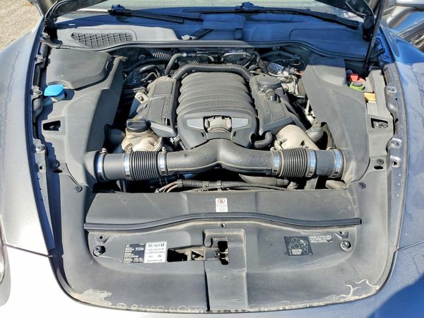 2014 PORSCHE CAYENNE GTS — Engine bay