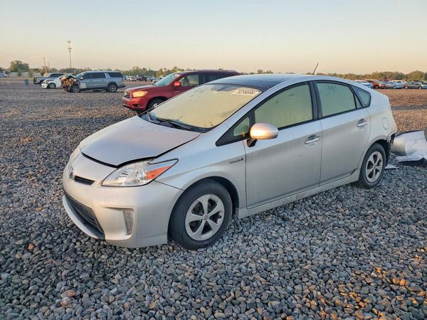 2014 TOYOTA PRIUS — Front 3/4