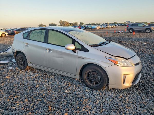 2014 TOYOTA PRIUS — Passenger 3/4