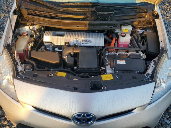 2014 TOYOTA PRIUS — Engine bay