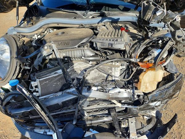 2019 MINI COOPER — Engine bay