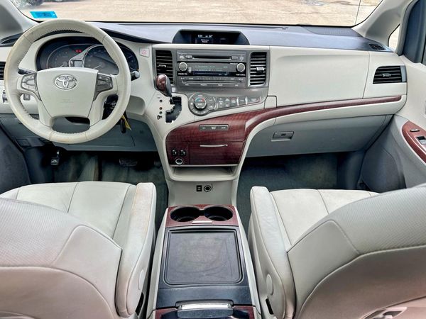 2013 TOYOTA SIENNA