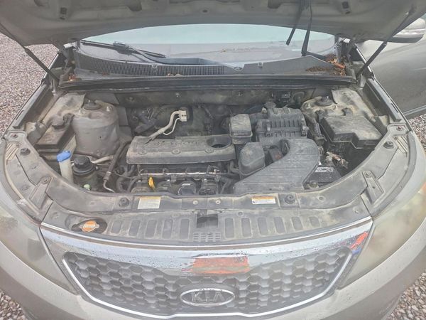 2012 KIA SORENTO GL(Middle-low grade) — Engine bay