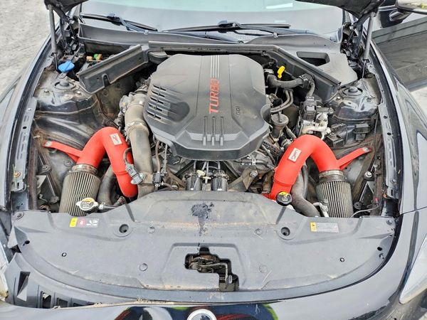 2018 KIA STINGER GT2 — Engine bay