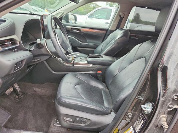 2023 TOYOTA HIGHLANDER Limited — DENT