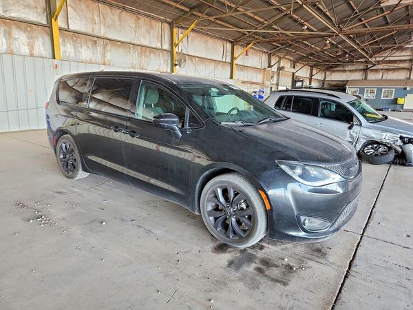2020 CHRYSLER PACIFICA Touring — Passenger 3/4