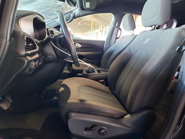 2020 CHRYSLER PACIFICA Touring — DENT