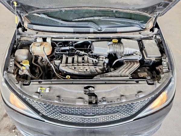 2020 CHRYSLER PACIFICA Touring — Engine bay