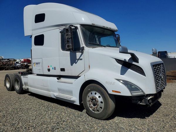 2022 VOLVO VNL — Passenger 3/4