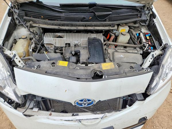 2014 TOYOTA PRIUS — Engine bay