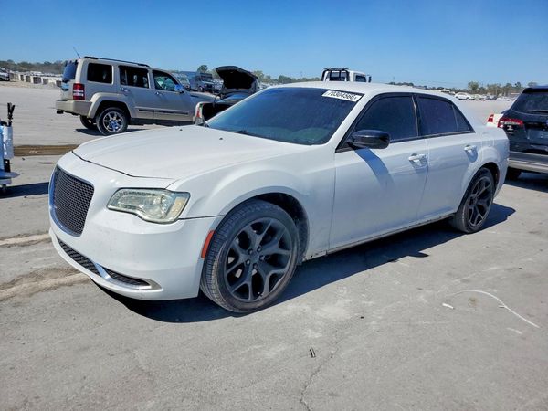 2020 CHRYSLER 300 — DSFA — Front 3/4
