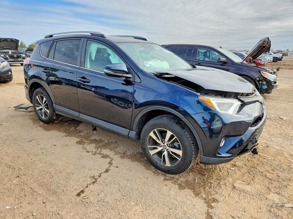 2018 TOYOTA RAV4 Adventure/XLE — Passenger 3/4