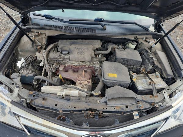 2014 TOYOTA CAMRY — Engine bay