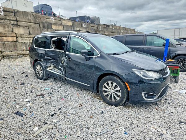 2019 CHRYSLER PACIFICA Touring L — Passenger 3/4