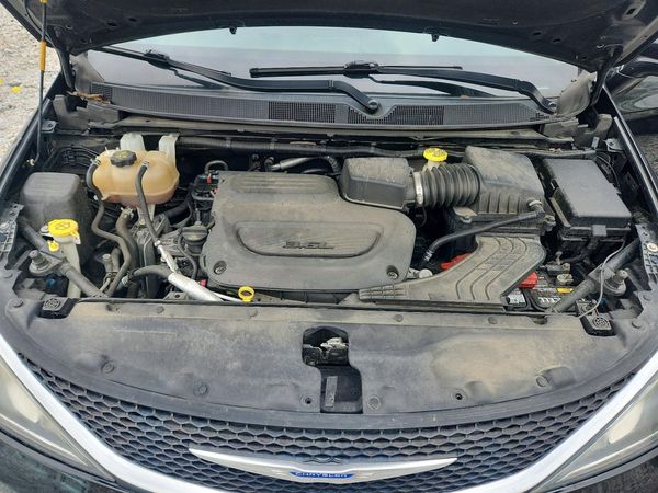 2019 CHRYSLER PACIFICA Touring L — Engine bay
