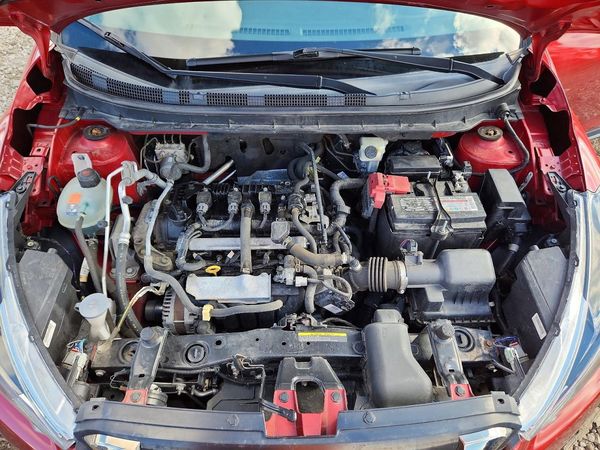 2020 NISSAN KICKS — Engine bay