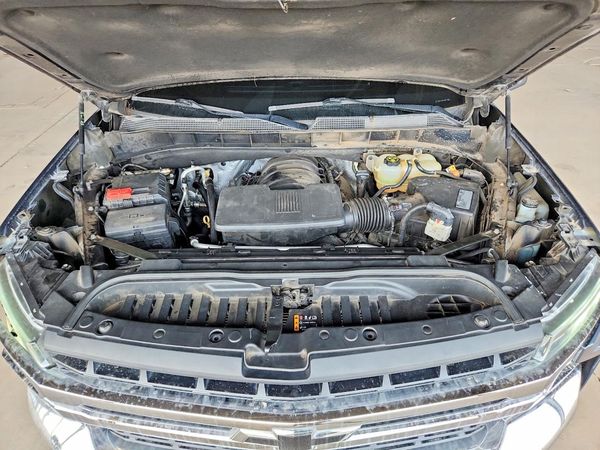 2019 CHEVROLET SILVERADO LT — Engine bay