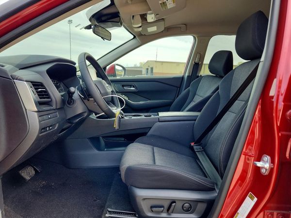 2025 NISSAN ROGUE SV — DENT