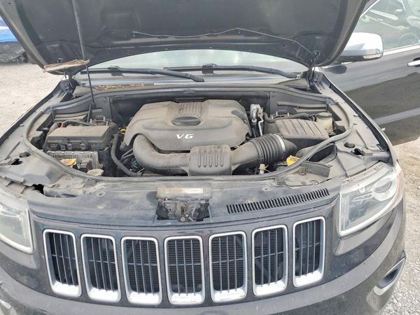 2015 JEEP GRAND CHEROKEE Limited — Engine bay