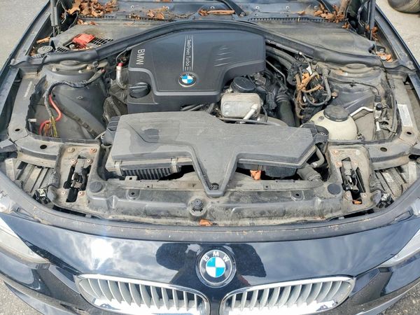 2013 BMW 3 SERIES xDrive SA — Engine bay