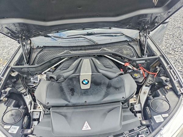 2015 BMW X5 xDrive50i — Engine bay