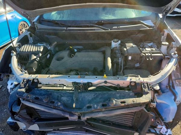 2020 CHEVROLET EQUINOX LT (1LT) — Engine bay