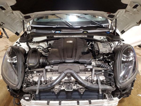 2021 PORSCHE MACAN S — Engine bay