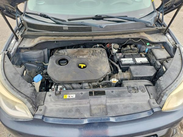 2016 KIA SOUL Exclaim — Engine bay