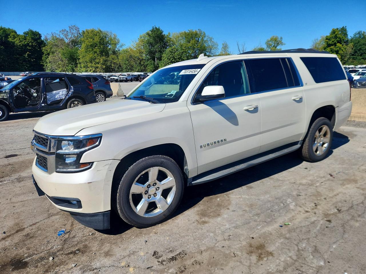 2015 CHEVROLET SUBURBAN LT — Front 3/4